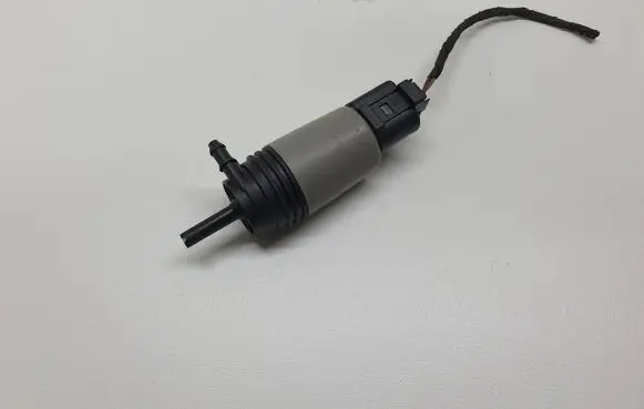 BMW 5 E60 E61 Windscreen/windshield washer pump 6934159 23557610 67126934159