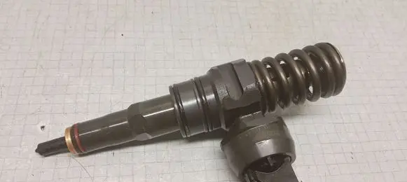 Volkswagen PASSAT B6 Fuel injector 038130073AG 0414720215