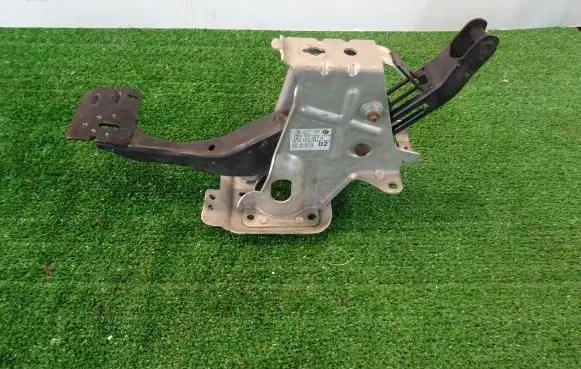 Volkswagen PASSAT B6 Brake pedal 1K1723057N