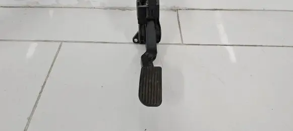 Mercedes-Benz Vito Viano W638 Accelerator throttle pedal A9013000404 0281002335 387307141