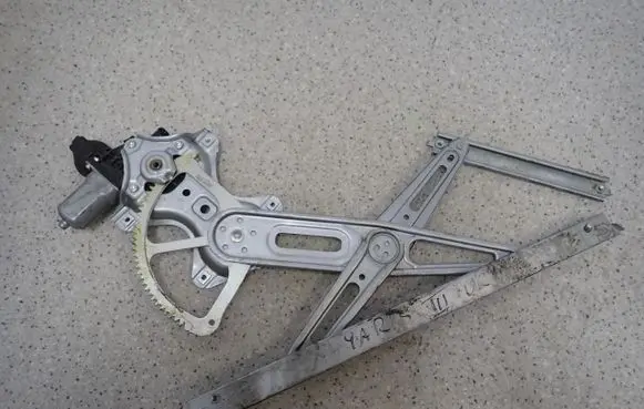 Toyota Yaris Front door window regulator with motor