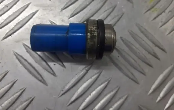 Volkswagen PASSAT B5.5 Air conditioning (A/C) pressure sensor 