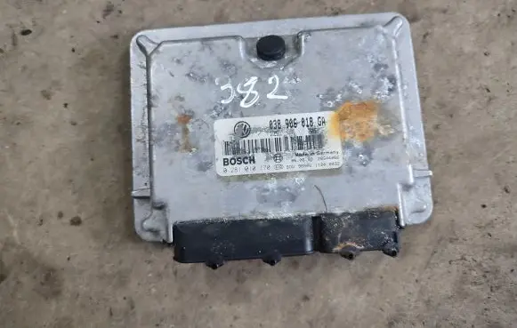 Volkswagen PASSAT B5 Engine control unit/module 038906018GA