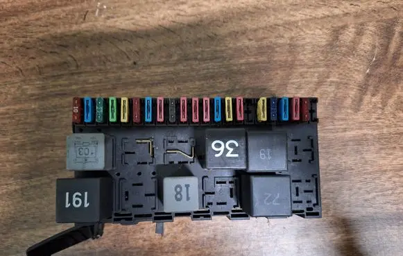 Volkswagen Polo III 6N 6N2 6NF Fuse box set 357937039