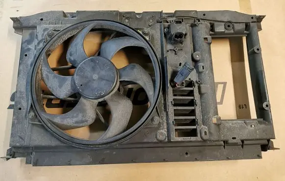 Radiator cooling fan shroud