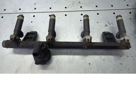 Renault Thalia I Fuel injector supply line/pipe 