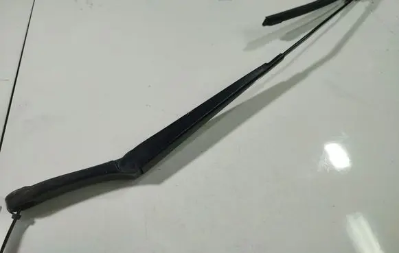 Skoda Octavia Mk2 (1Z) Front wiper blade arm 
