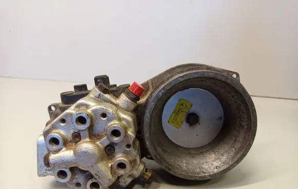 Audi 80 90 S2 B4 Fuel distributor 034133353C 0438121049 0438101029