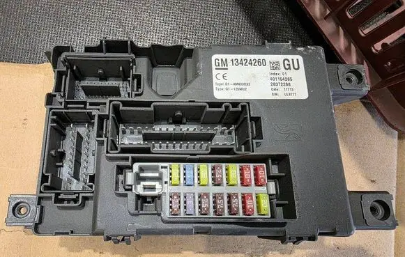 Opel Corsa D Fuse module 13424260