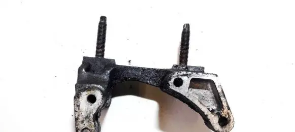 Engine mounting bracket