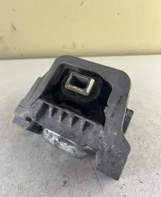 Peugeot 207 Engine mount bracket