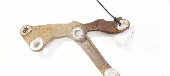 Engine mounting bracket
