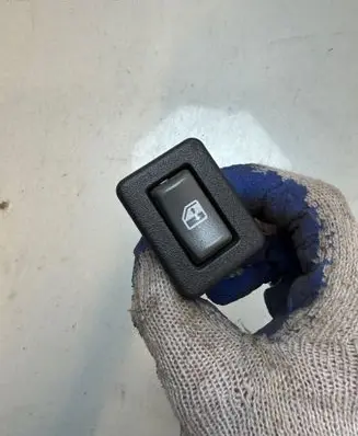 Chevrolet Blazer Quarter vent window switch 15151466 J12M8071 2070B