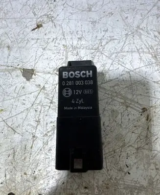 Volkswagen Golf VI Glow plug pre-heat relay 038907281D