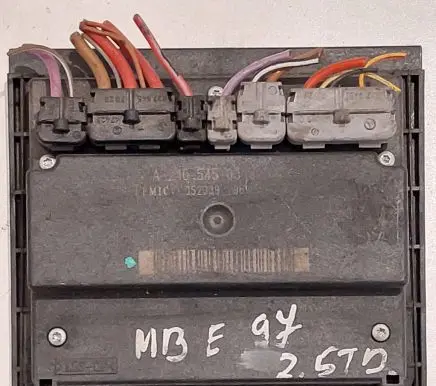 Mercedes-Benz E W210 Coolant fan relay A2105450332 352339 96W35