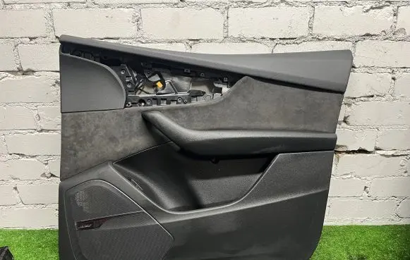 Audi Q7 4M Front door card panel trim