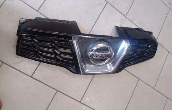 Nissan Qashqai Front bumper upper radiator grill 62310BR00A