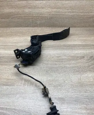 Volkswagen PASSAT B5 Accelerator throttle pedal 8D1723523G