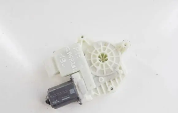 Nissan Qashqai Front door window regulator motor