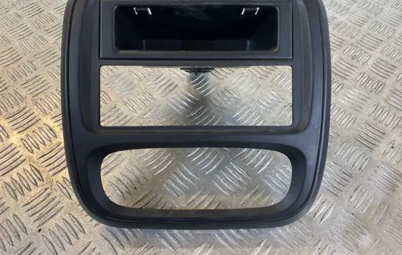 Opel Vivaro Dashboard center trim panel 93452449 682603912R