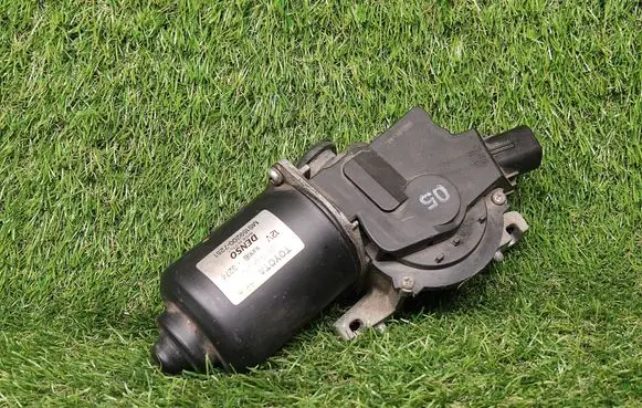 Toyota Prius (NHW20) Rear window wiper motor 851100F010