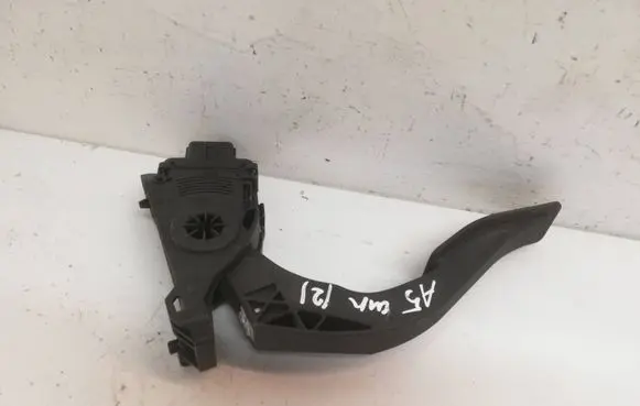 Accelerator throttle pedal