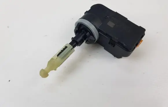 Volkswagen PASSAT B7 Headlight level adjustment motor 