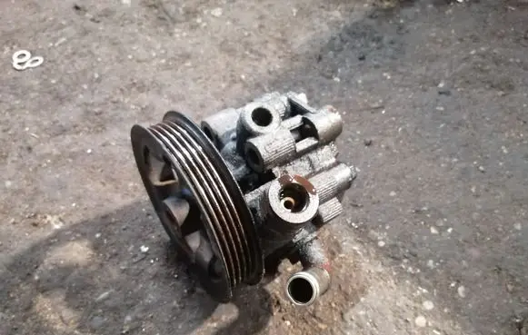 Toyota Corolla Verso AR10 Power steering pump