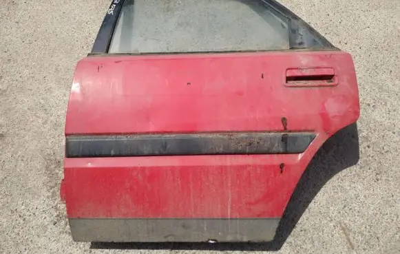 Mazda 323 F Rear door raudonos