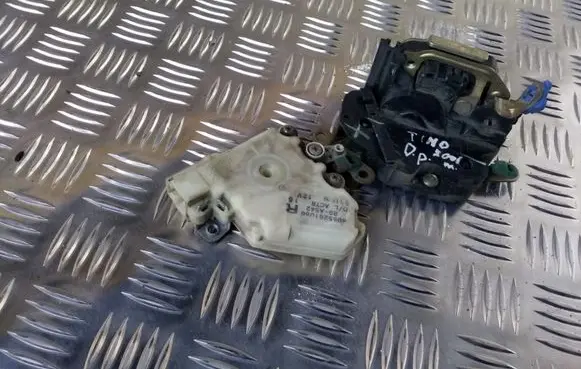 Nissan Almera Tino Front door lock 8055261066