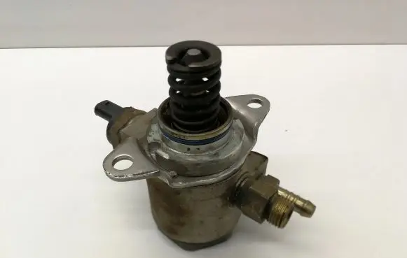 Seat Ibiza IV (6J,6P) Fuel injection high pressure pump 03C127026D