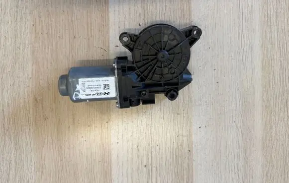 Hyundai i30 Front door window regulator motor 82460G3000