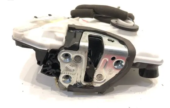 Toyota Camry VIII XV70 Front door lock 