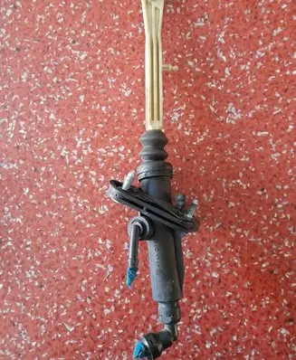 Volvo S60 Clutch slave cylinder 8636540