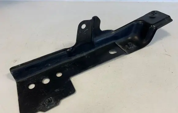 Audi Q7 4L Fender mounting bracket 4L0805698