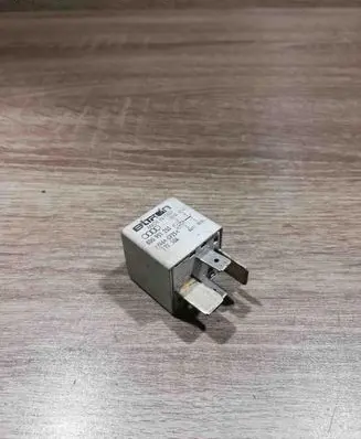 Volkswagen PASSAT B5.5 Other relay 8D0951253 370 WHITE