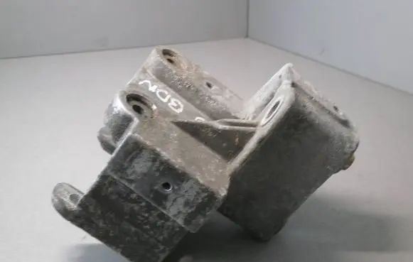 Volkswagen PASSAT B5.5 Power steering pump mounting bracket 07d145879F