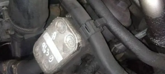 Volkswagen PASSAT B7 Oil filter cover 