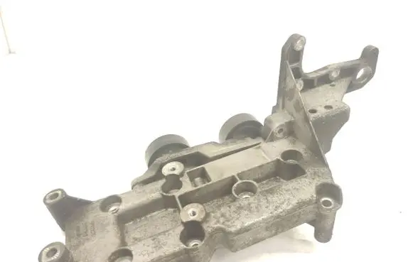 Volvo XC90 Engine mounting bracket 30757168