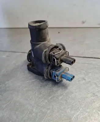 Volkswagen PASSAT B3 Engine coolant pipe/hose 037121132B