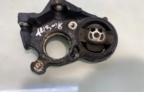 Citroen C4 I Engine mount bracket 51493