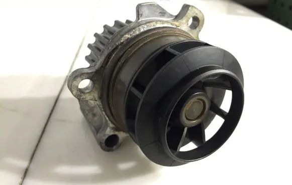 Volkswagen PASSAT B7 Water pump 03L121031B