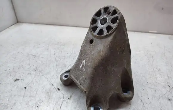 Audi Q7 4L Engine mounting bracket 7L6199307K