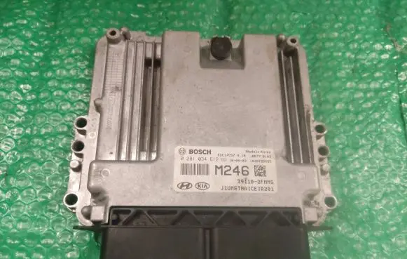 KIA Sorento Engine control unit/module 391102FMM5 EDC17C57 0281034612