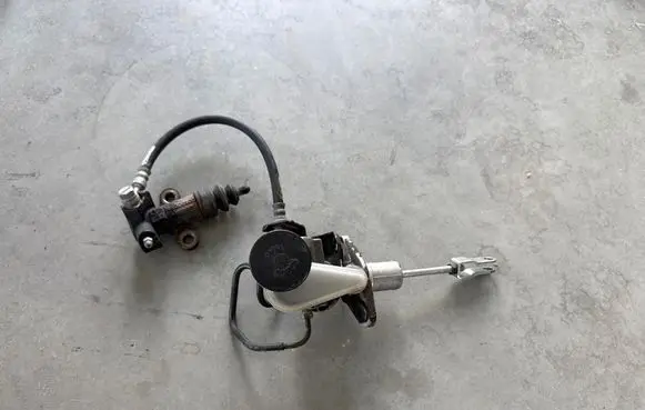 Toyota GT 86 Clutch master cylinder SU00300990 SU00300808