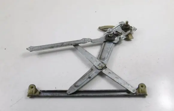 Toyota Starlet (P90) V Front door manual window regulator 