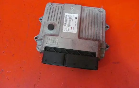 Suzuki Swift I Engine control unit/module 55563975 3392072KQ1