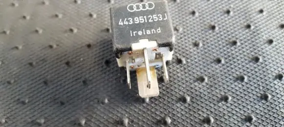 Volkswagen PASSAT B5 Other relay 443951253J 899511