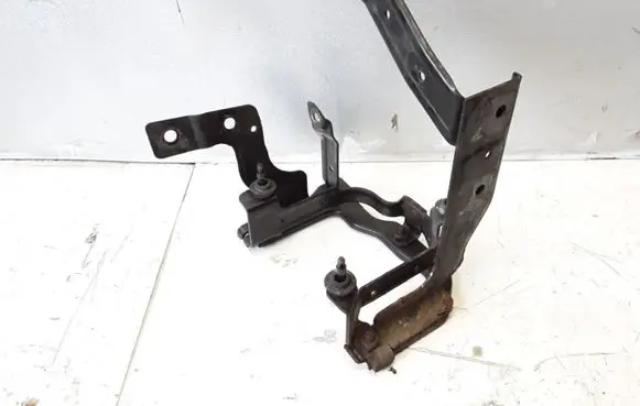 Volvo S40 Power steering pump mounting bracket 