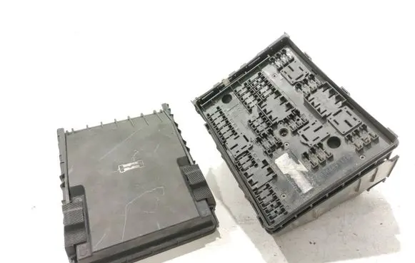 Volkswagen Touran I Fuse module 101394932